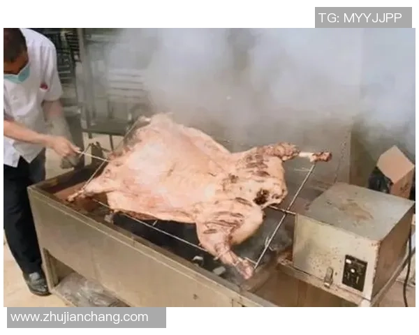 足球明星品尝北京烤鸭的美味瞬间，尽享美食与运动的完美结合