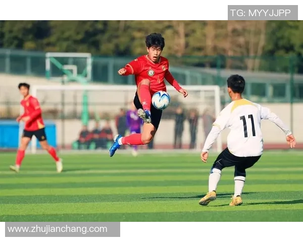 无冕之路上的足球明星们如何在绿茵场上书写自己的传奇故事